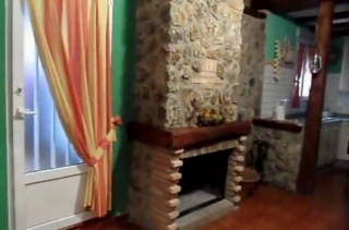 Chimenea en la sala de la planta baja