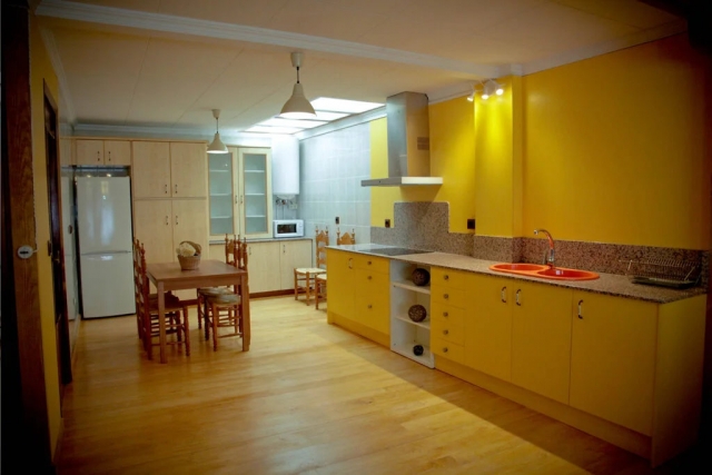 Cocina con menaje y mesa