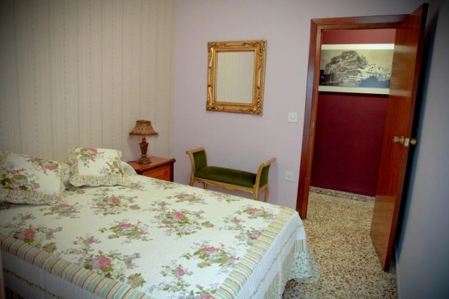 Dormitorio con colcha 