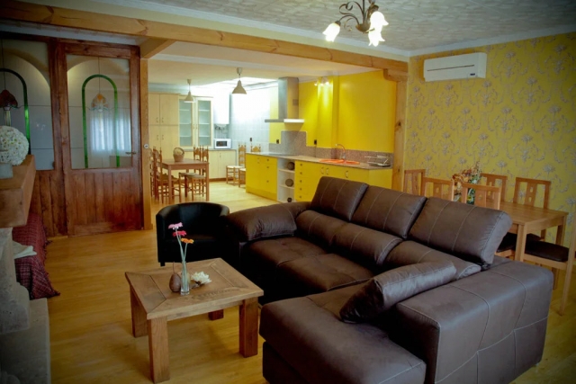 Sala amplia y cocina al lado