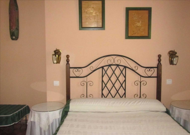 Dormitorio de matrimonio con colcha en blanco