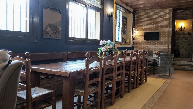 Mesa alargada de madera y sillas