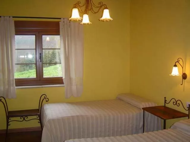 Dormitorio amarillo con dos camas