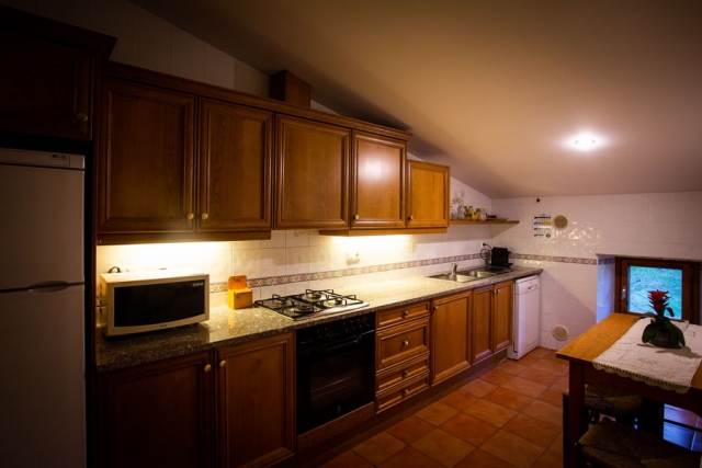 Cocina con mesa auxiliar