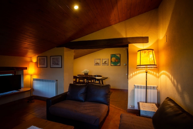 Sala amplia con chimenea