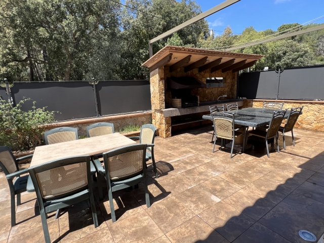 Barbacoa y comedor exterior