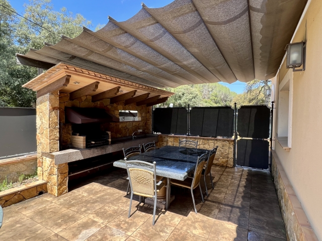 Barbacoa y comedor exterior