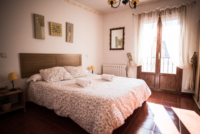 Habitacion con cuna y balcon