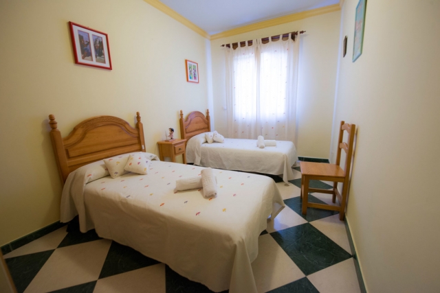 Dormitorio con camas individuales