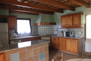 Cocina de la casa con armarios y menaje