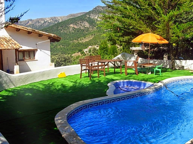 Piscina en el exterior del alojamiento