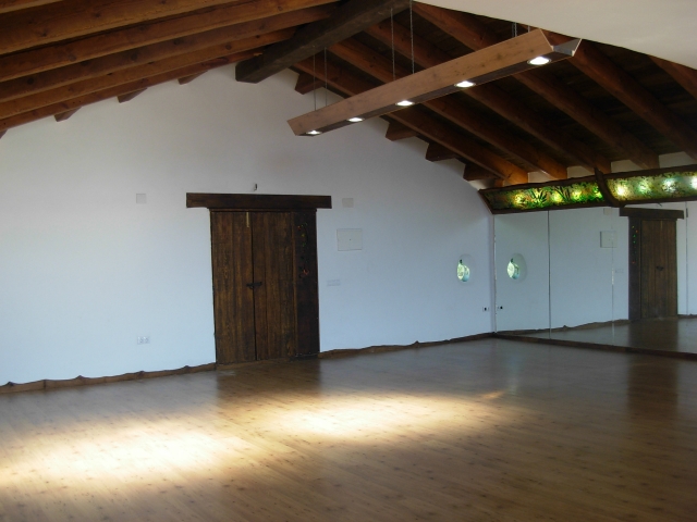 Sala de actividades en el complejo