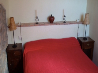 Dormitorio con cama de matrimonio