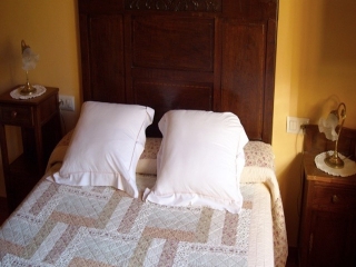 Dormitorio con cama de matrimonio