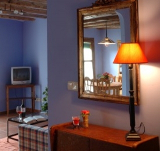 Espejo y sala de estar con paredes azules