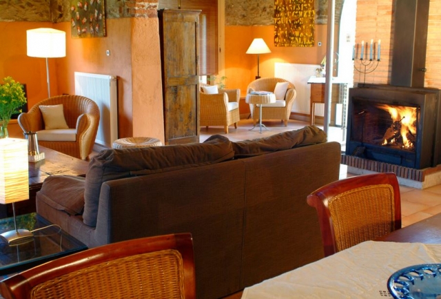 Chimenea junto a sofa