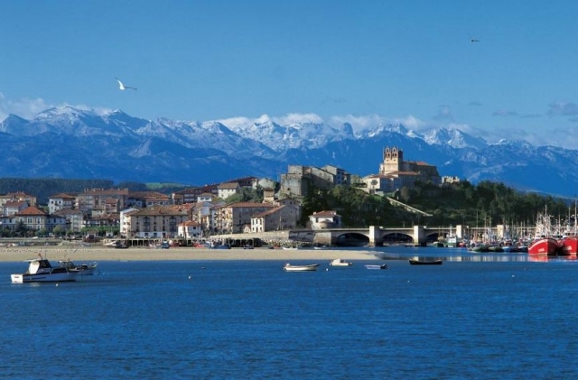 Zona centro con vistas de los barcos en el mar