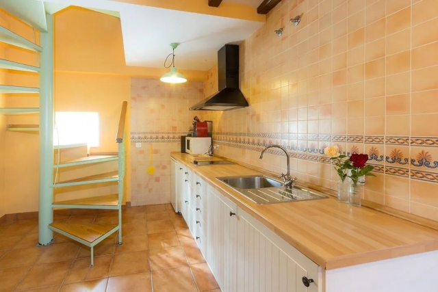 Cocina junto a escaleras