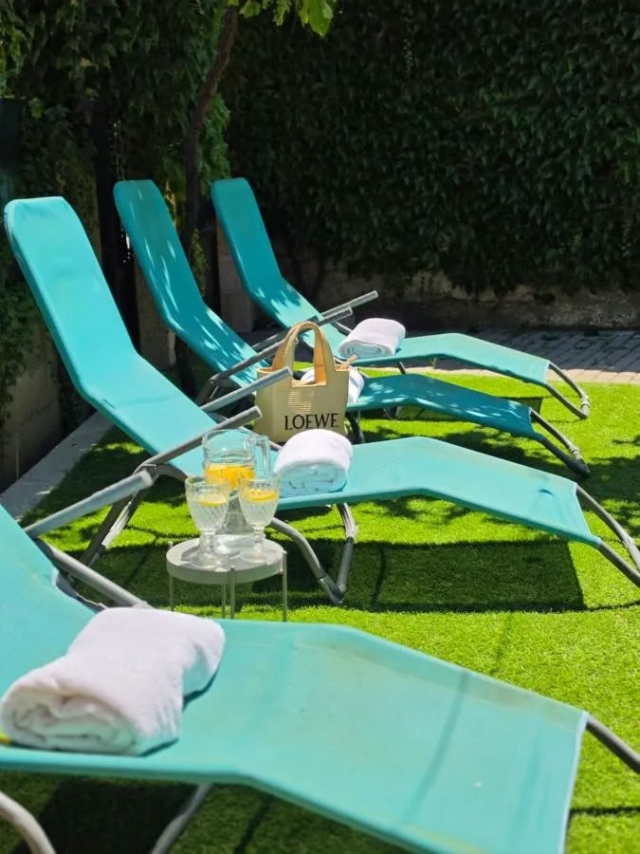 Amplio jardin con hamacas