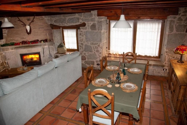 Sala amplia con chimenea