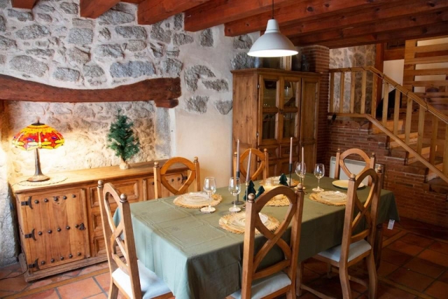 Sala amplia con mesa 