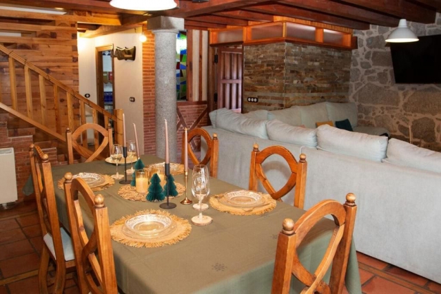 Sala amplia con mesa 
