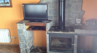 Sala de estar con televisión