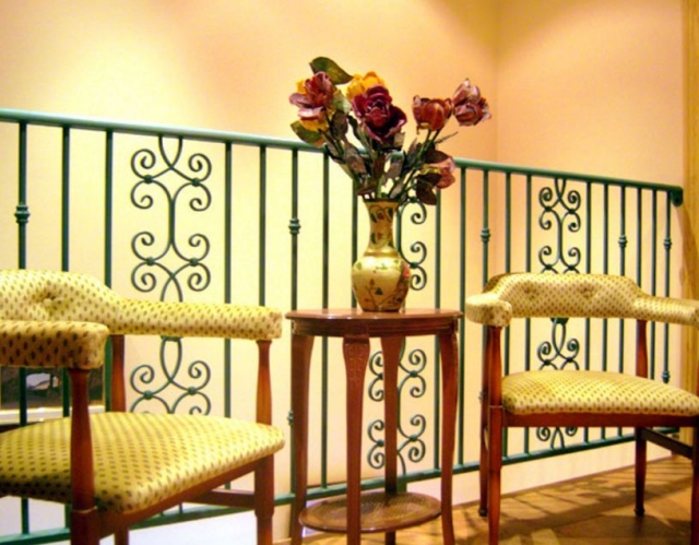 Pasillo distribuidor y sillas