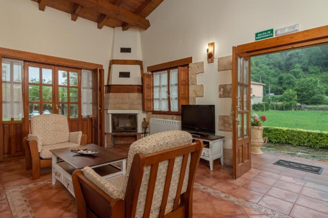 Sala amplia con chimenea