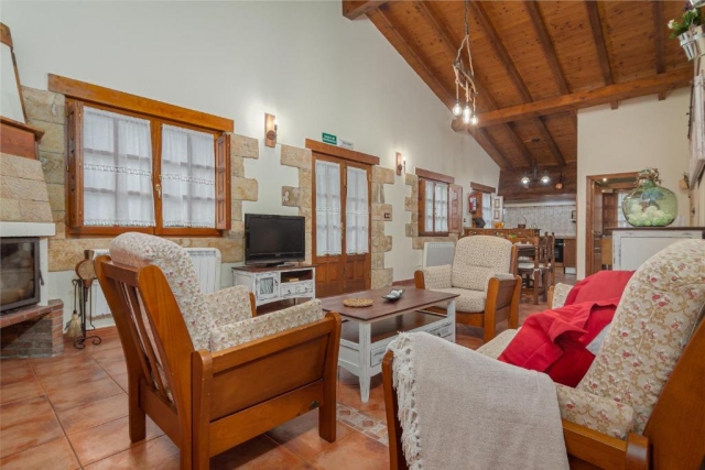 Sala amplia con la cocina