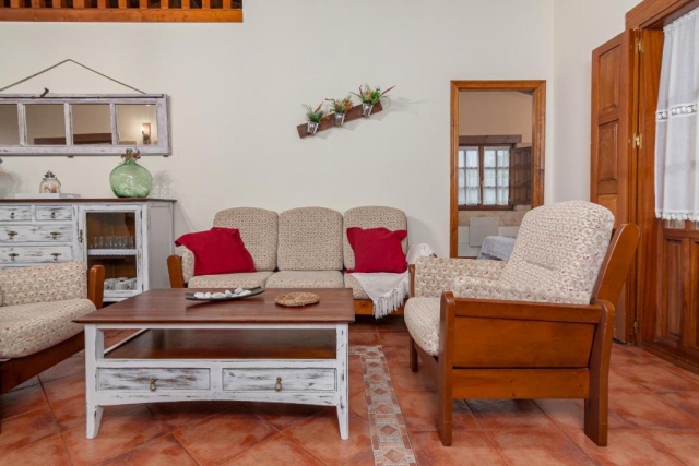 Sala amplia con sillones 