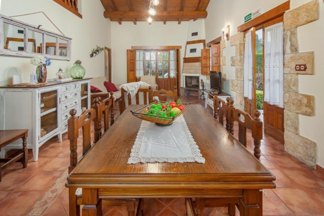 Sala con mesa de madera