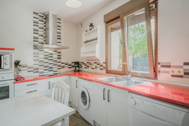 Cocina con encimera roja