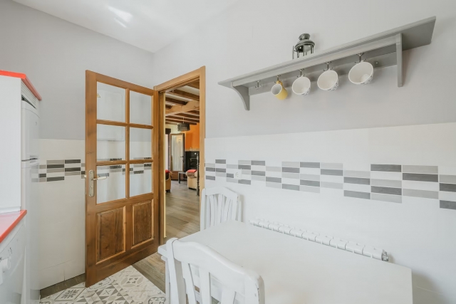 Cocina con mesa auxiliar 