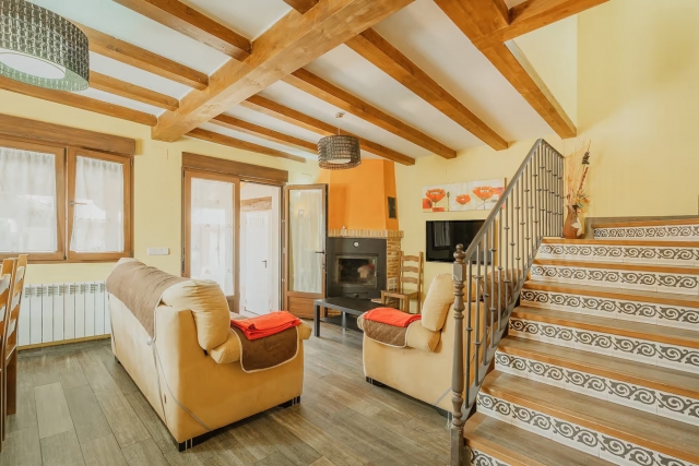 Sala amplia con chimenea