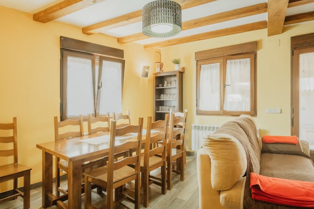 Sala amplia con una mesa