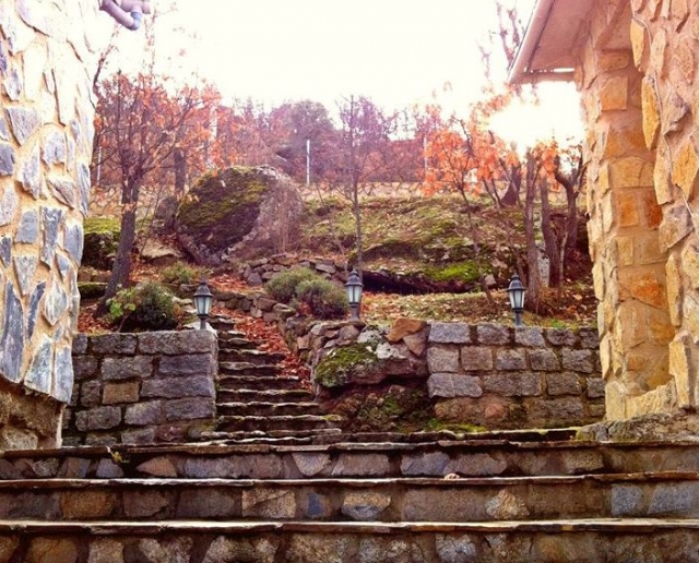 Acceso por las escaleras de piedra a las casas