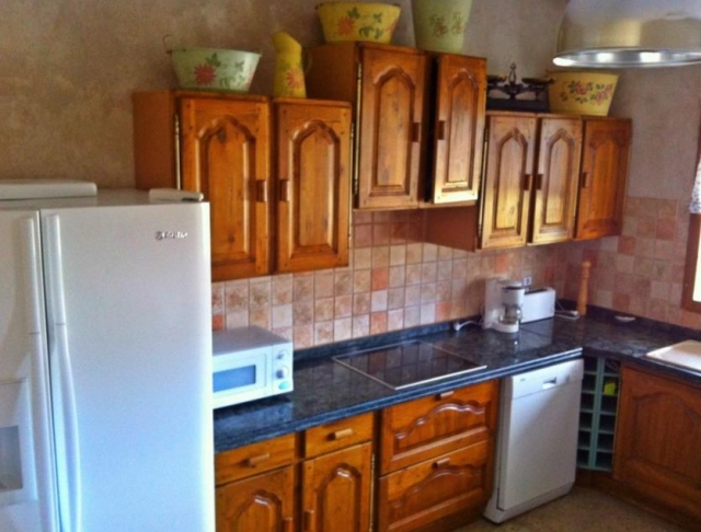 Cocina completa con muebles de madera