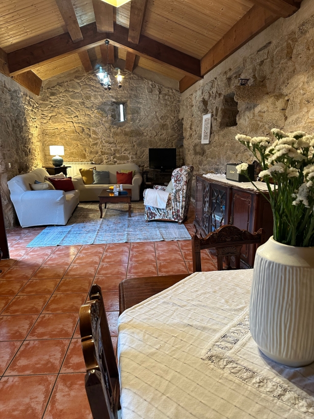 Sala amplia con mesa