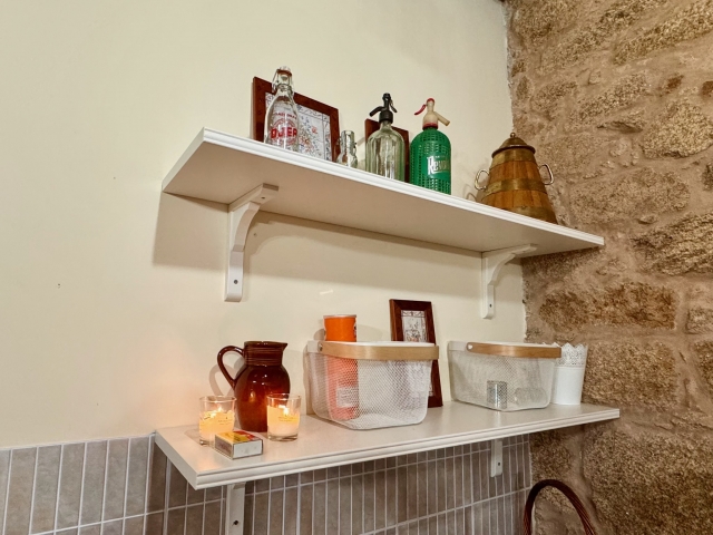 Cocina con estanterias