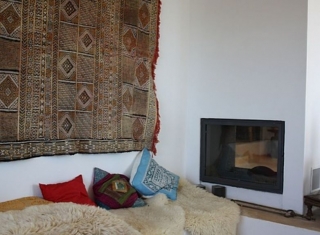 Sala de estar con chimenea moderna