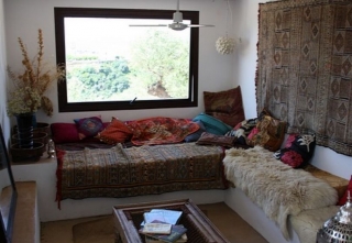 Sala de estar con televisor y sillones frente a la tele