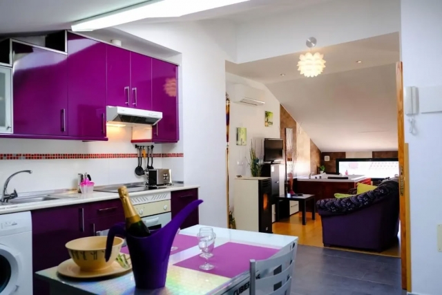 Cocina con mesa morada