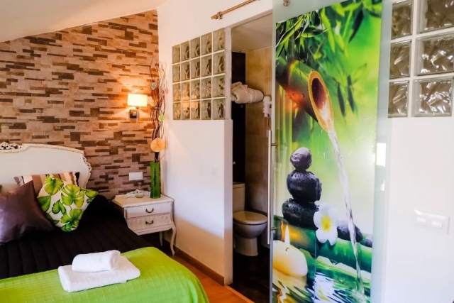 Dormitorio amplio y aseo