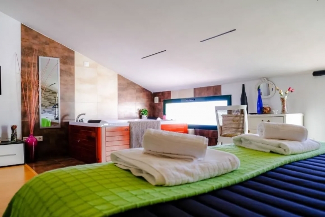 Dormitorio con jacuzzi