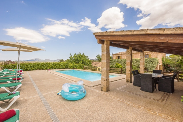Piscina, solarium y porche