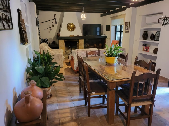 Sala amplia con chimenea