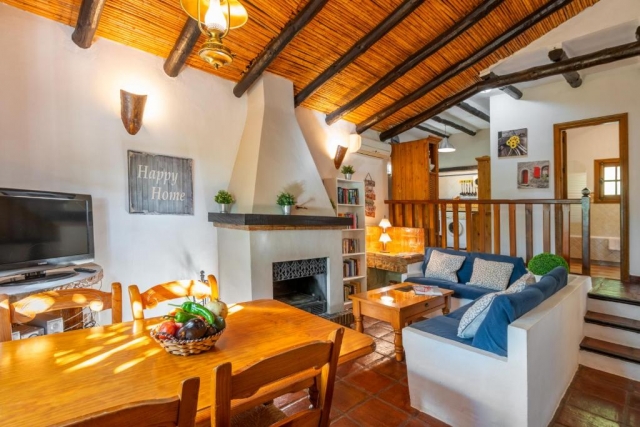 Sala amplia con chimenea
