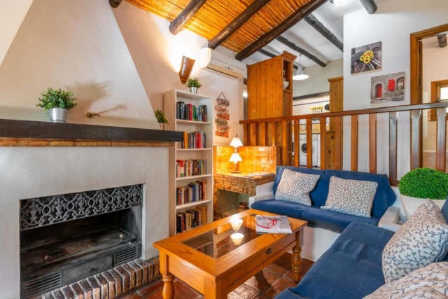 Sala amplia con chimenea