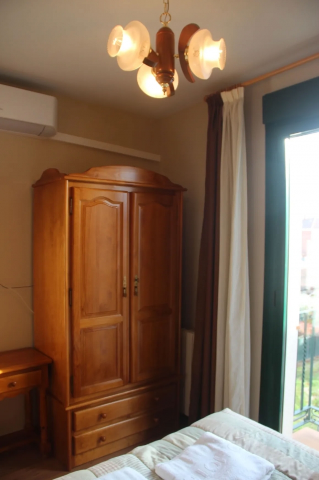 Marron cama y armarios 